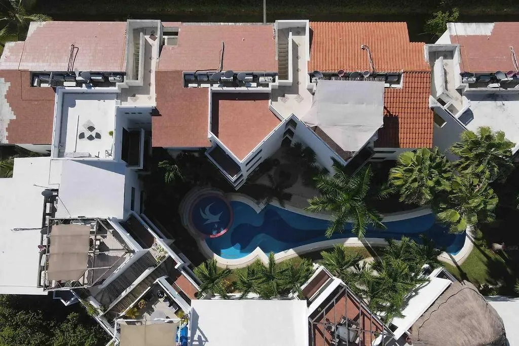 Lovely 2 Bdrm Condo In Gated Community & Pool View Playa del Carmen