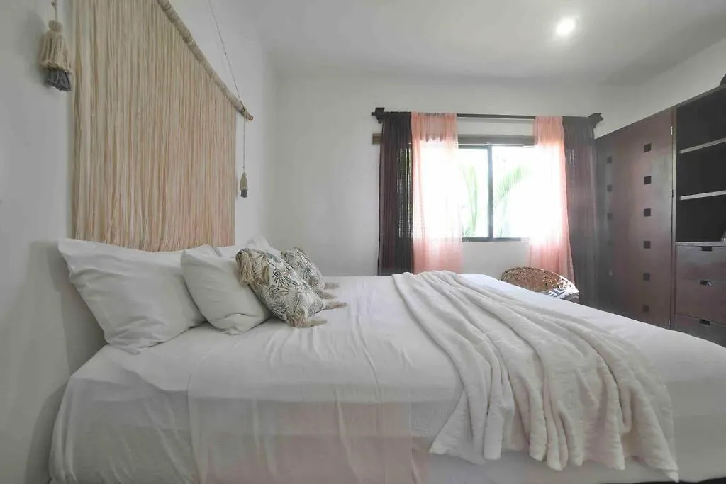 Lovely 2 Bdrm Condo In Gated Community & Pool View Playa del Carmen